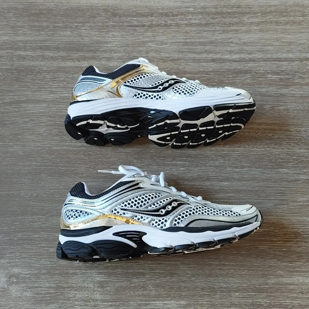 Saucony Progrid Omni 9‎ Men's Size 9.5 Women’s size 11 In Silver/Gold NWT In Box